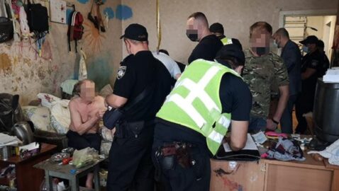 В Киеве пьяный мужчина зарезал своего сына бутылкой, разбитой об его голову